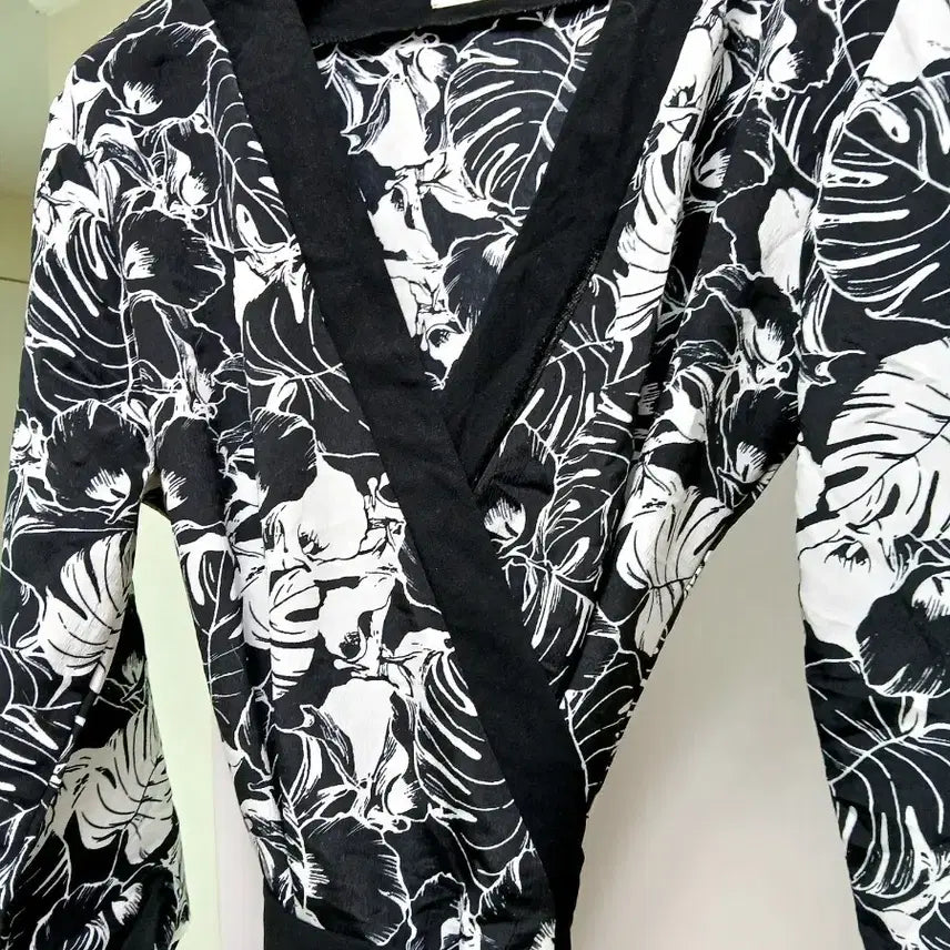 [BUNJANG] Black & White Flower Pattern Wrap Dress / 갸루 블랙 화이트 플라워 패턴 랩원피스