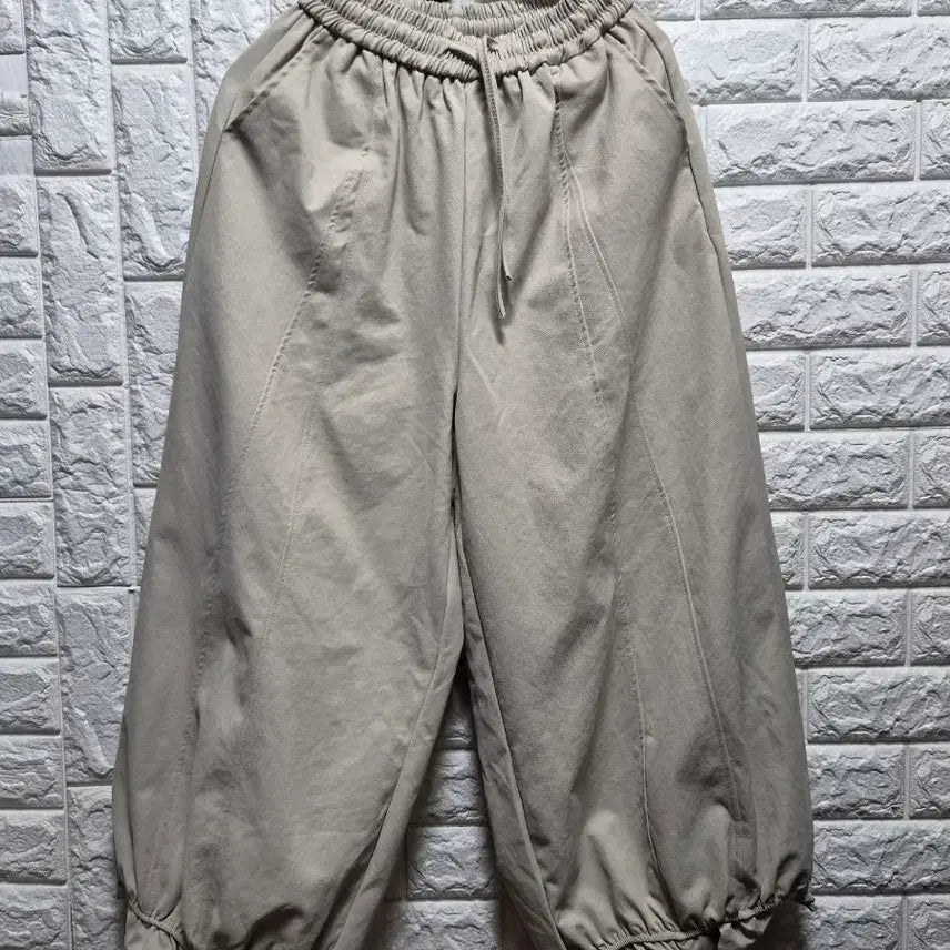 [BUNJANG] Beige Ruffle Hem Baggy Pants / 베이지색 밑단프릴 귀욤 배기바지