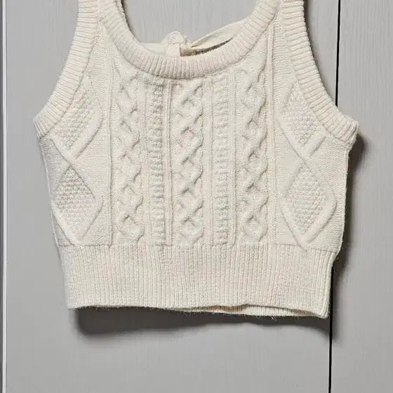 [BUNJANG] Ivory Cable Knit Crop Tank Top / 아이보리 케이블 니트 크롭 나시