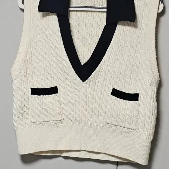 [BUNJANG] Black Trim Knit Vest / 니트 조끼 블랙 배색