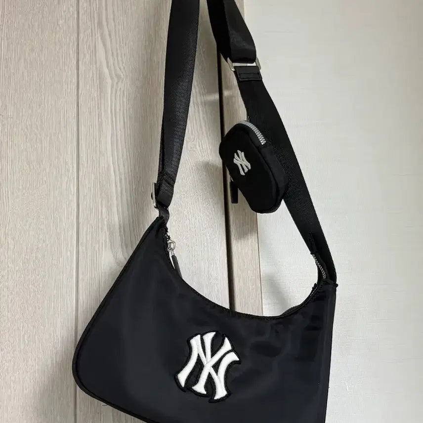 [BUNJANG] New York Yankees MLB Basic Sportive Crossbody Bag (Black) / 뉴욕 양키스 크로스백 블랙 mlb엠엘비 베이직ㅣ 핫타키 스포티브 크로스백 NY (Black) 3ACRB045N
