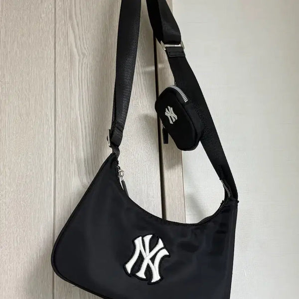 [BUNJANG] New York Yankees MLB Basic Sportive Crossbody Bag (Black) / 뉴욕 양키스 크로스백 블랙 mlb엠엘비 베이직ㅣ 핫타키 스포티브 크로스백 NY (Black) 3ACRB045N