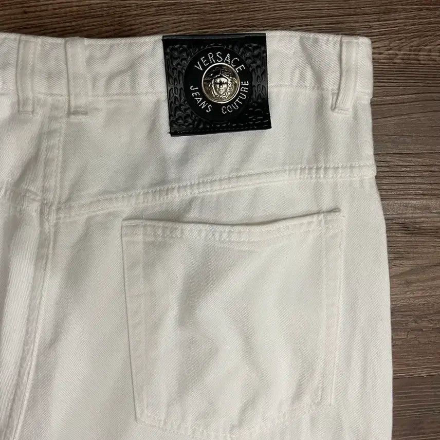 [BUNJANG] Alfredo Versace 90s Medusa Silver Button White Denim Jeans / 90s 알프레도 베르사체 메두사 은장 버튼 화이트 진 데님 팬츠