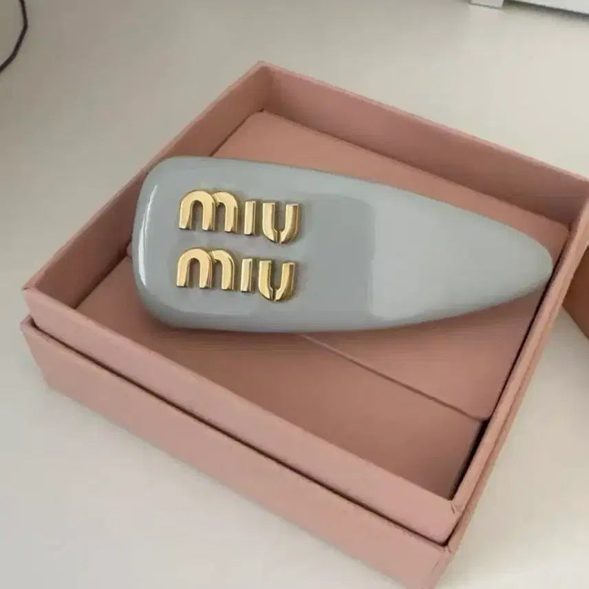 [BUNJANG] Miu Miu Patent Leather Hair Clip Gold Logo / 미우미우 Miu Miu 헤어핀 금장 로고