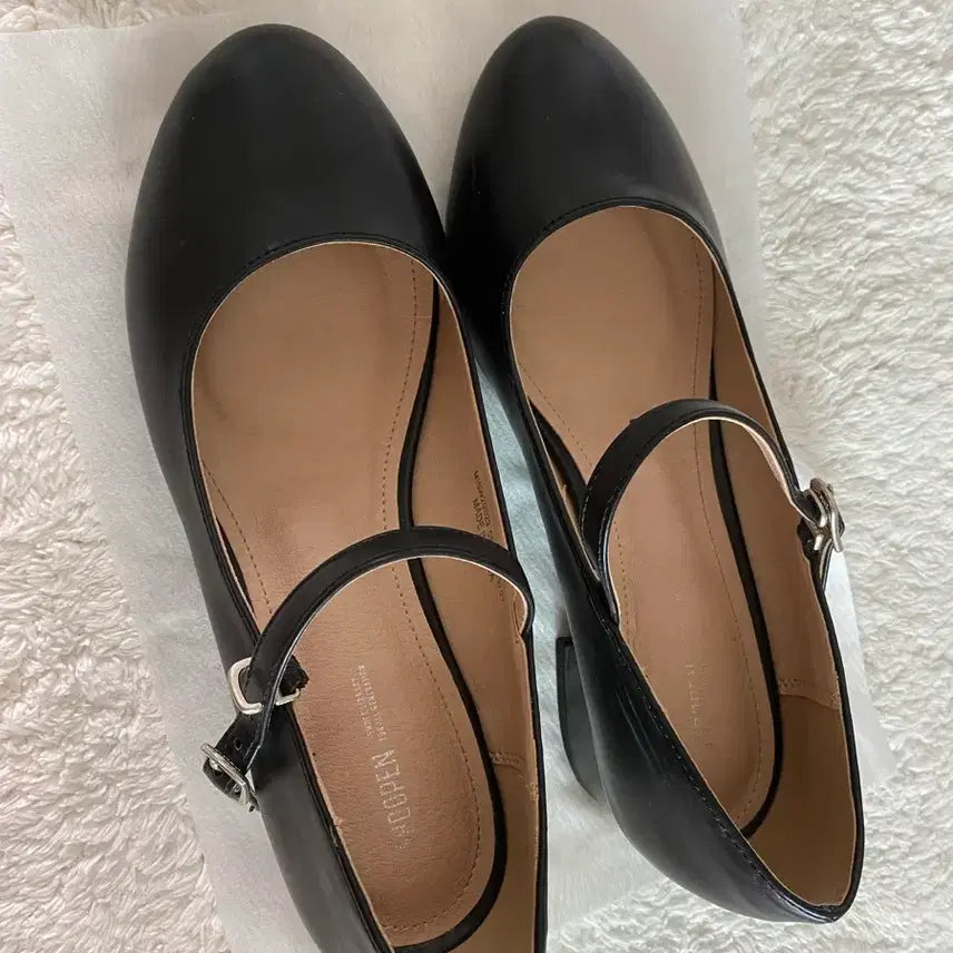 [BUNJANG] Spigen Black Heels 235 (US 6.5) / 슈펜 검은색 힐 235
