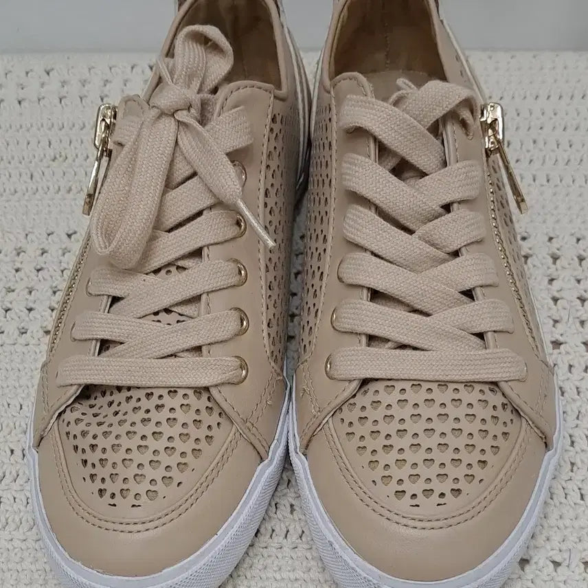 [BUNJANG] Guess Beige Leather Heart Detail Zip Sneakers (Size 37) / 게스 예쁜스니커즈  37