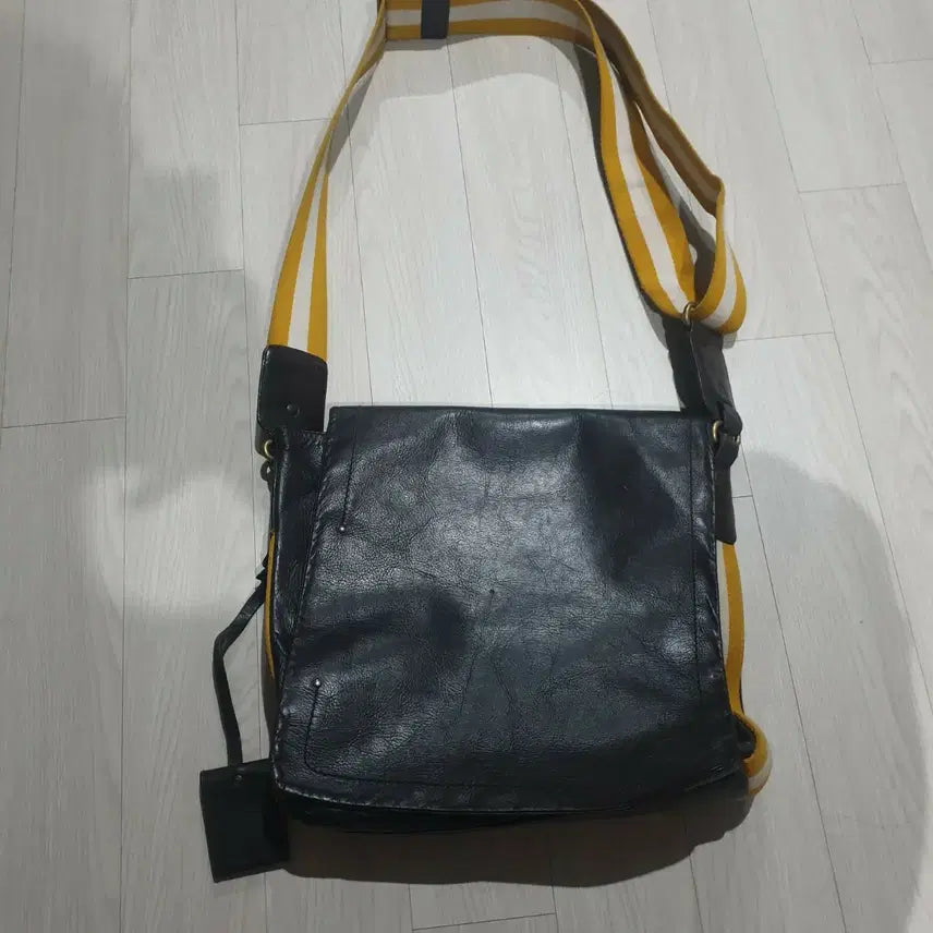 [BUNJANG] Bally Black Shoulder Bag with Yellow Stripe Strap / 발리 블랙 숄더백 옐로우 스트랩
