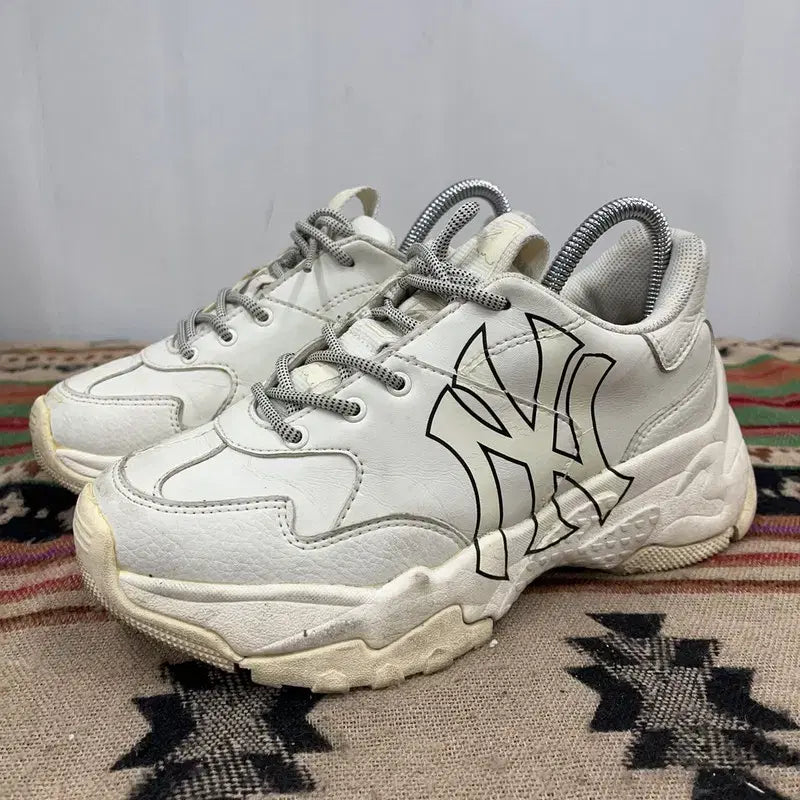 [BUNJANG] MLB Big Ball Chunky Yankees Sneakers / MLB 빅볼청키 뉴욕양키스 스니커즈 235 X02435