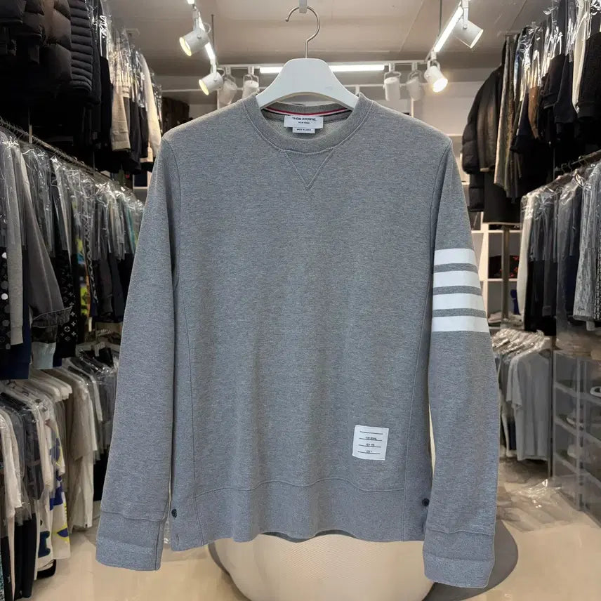 [BUNJANG] Thom Browne Striped Armband Embroidered Sweatshirt / [리오브전포점] 톰브라운 사선완장 자수 맨투맨