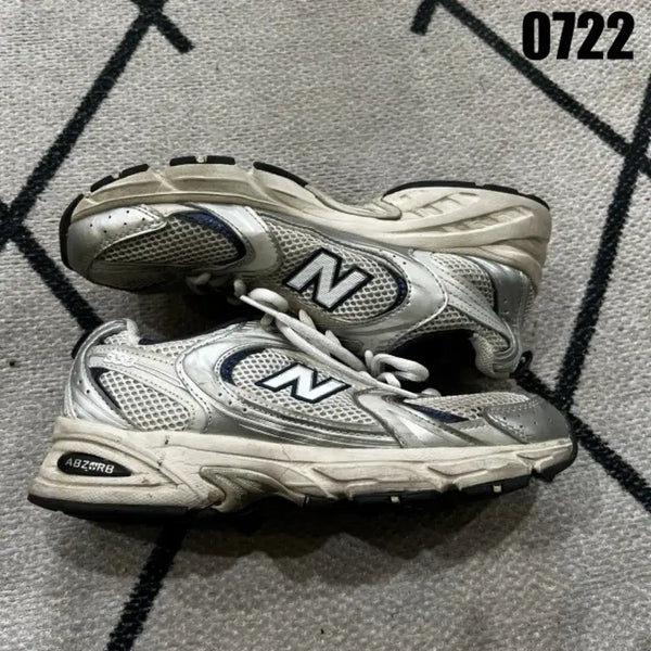 [BUNJANG] New Balance 530 Silver Sneakers / 뉴발란스 530 실버 스니커즈235