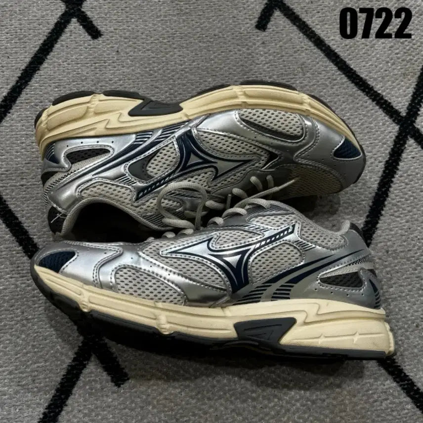 [BUNJANG] Mizuno Silver Navy Running Shoes (245mm) / 미즈노 운동화 실버 네이비 245