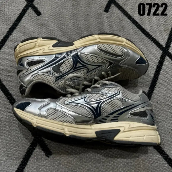 [BUNJANG] Mizuno Silver Navy Running Shoes (245mm) / 미즈노 운동화 실버 네이비 245