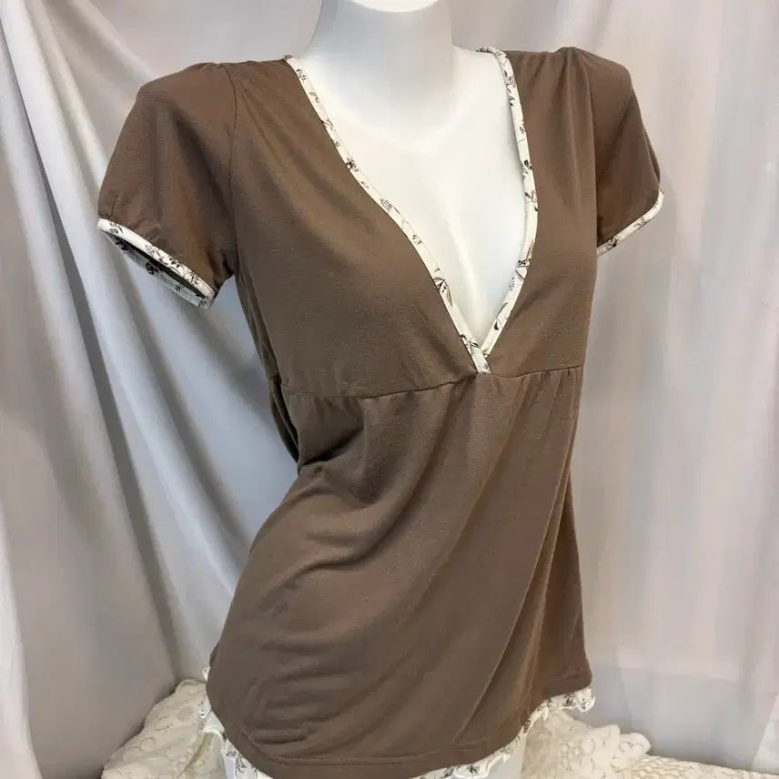 [BUNJANG] Milk Brown Flower Frill Detail V-Neck Short Sleeve T-Shirt / 밀크브라운 플라워 프릴 디테일 브이넥 반팔티 #csz865
