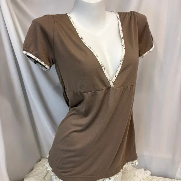 [BUNJANG] Milk Brown Flower Frill Detail V-Neck Short Sleeve T-Shirt / 밀크브라운 플라워 프릴 디테일 브이넥 반팔티 #csz865