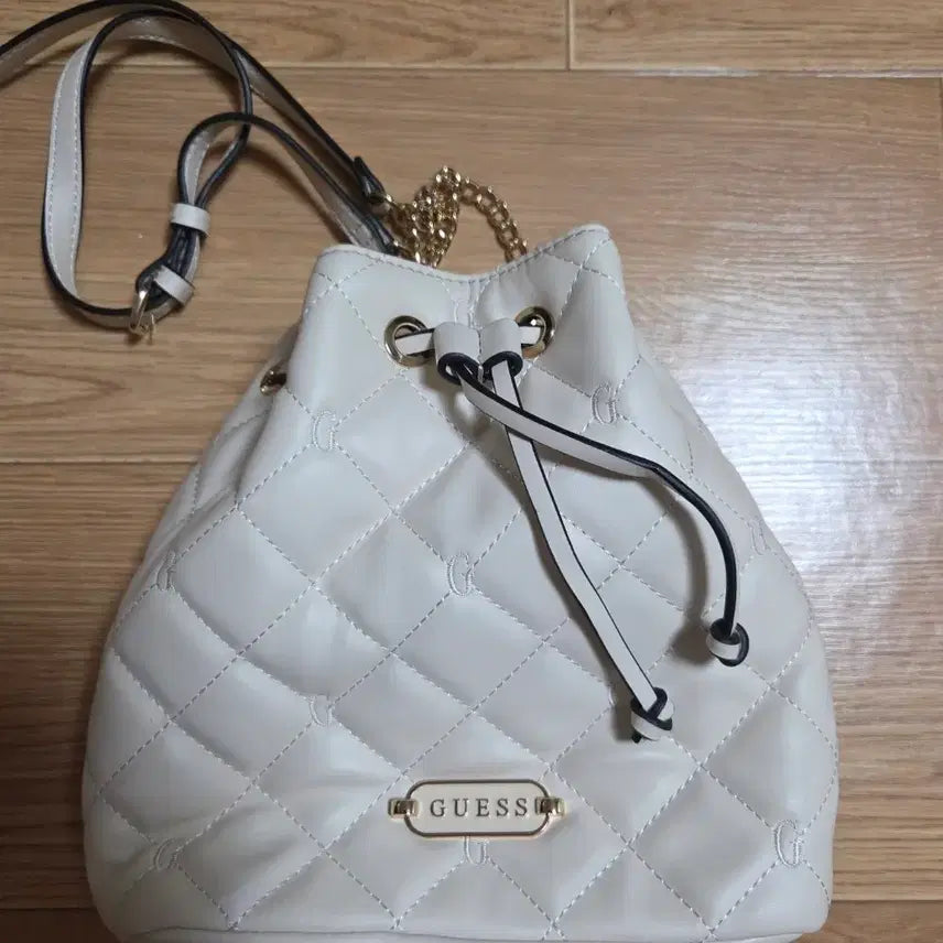 [BUNJANG] Guess Quilted Drawstring Bag Ivory / 게스 퀼팅 복조리 백 아이보리