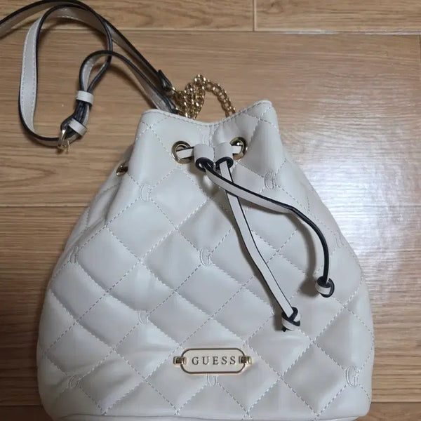 [BUNJANG] Guess Quilted Drawstring Bag Ivory / 게스 퀼팅 복조리 백 아이보리