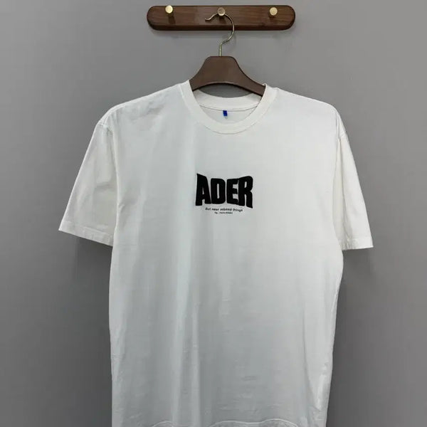 [BUNJANG] Ader Error Center Logo Embroidery White T-Shirt / 아더에러 센터로고자수 화이트 반팔 H3178