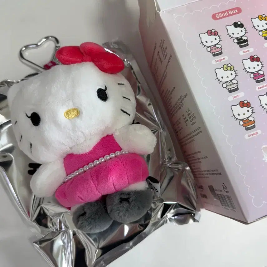 [BUNJANG] Hello Kitty x Jisoo Plush Keyring Doll Red Pink / 헬로키티 x 지수 플러시 키링인형 레드핑크