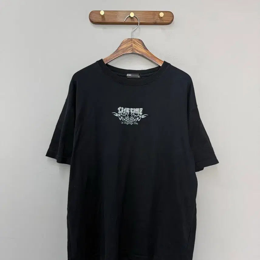 [BUNJANG] Vintage Lettering Logo Black Short Sleeve T-Shirt / 빈티지 레터링 로고 블랙 반팔 H3182