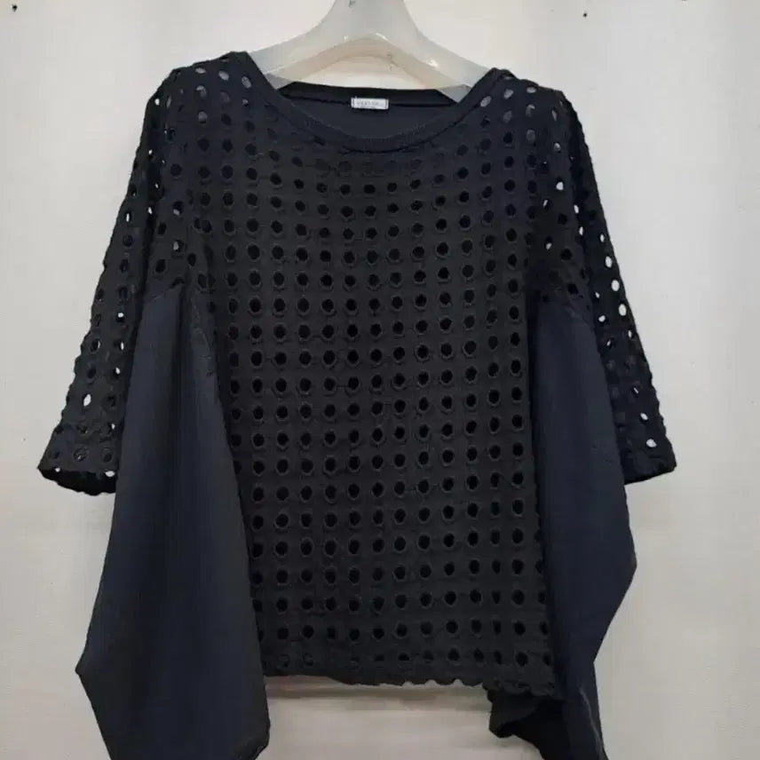 [BUNJANG] Black Punch Lace Rayon Fit Blouse / 블랙 펀치레이스가오리핏 블라우스(55~77)