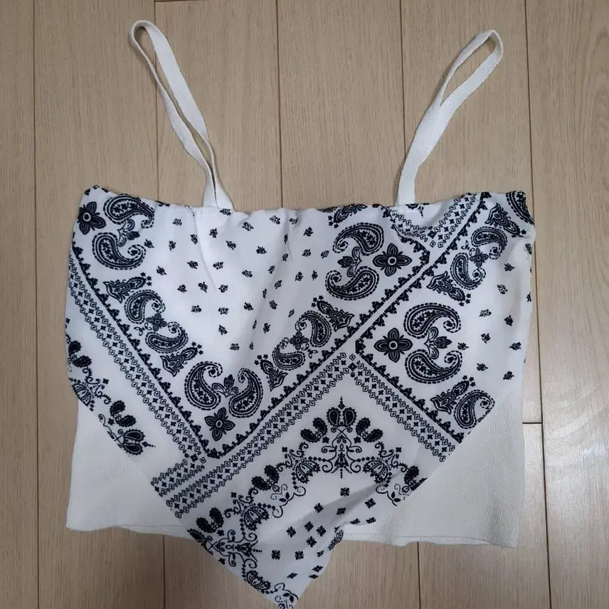 [BUNJANG] Paisley Pattern Sleeveless Top / 페이즐리 패턴 민소매 탑