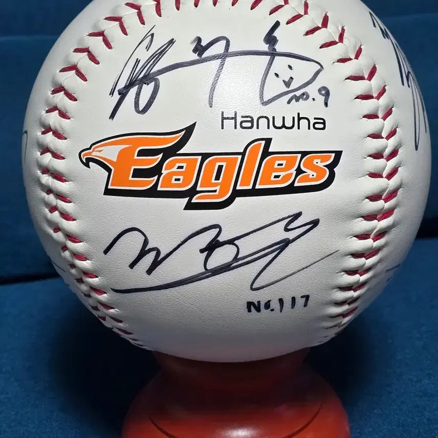 [BUNJANG] Hanwha Eagles Autographed Large Ball / 한화이글스 대형구 친필 싸인볼