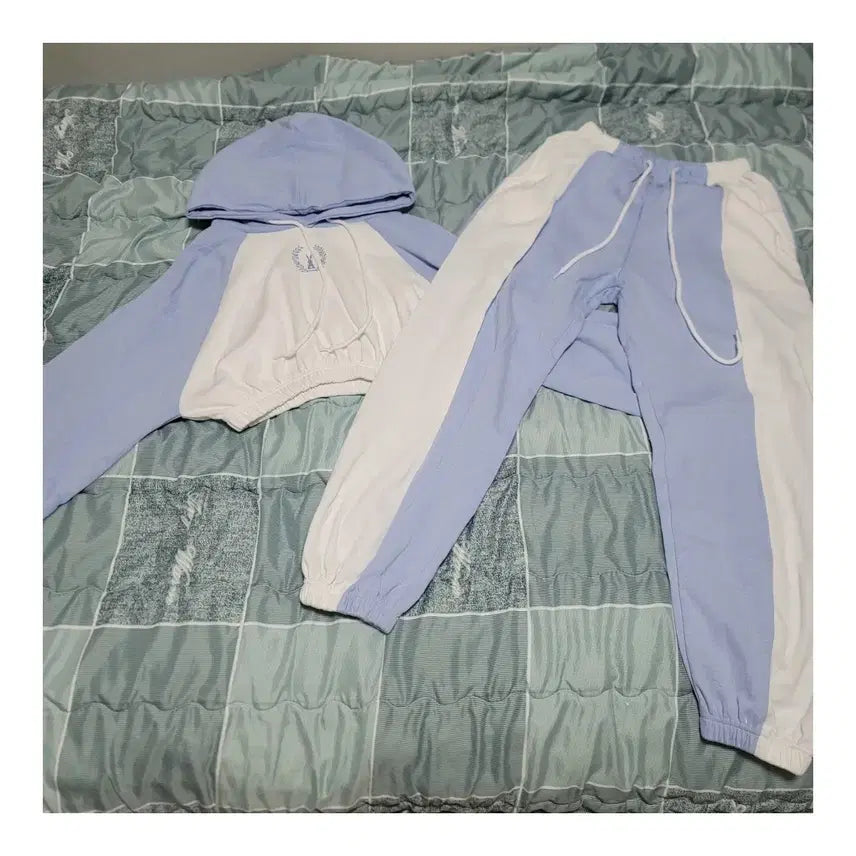 [BUNJANG] Sky Blue & Ivory Cropped Training Set / 소라&아이보리 컬러 크롭 트레이닝복 세트 (44 사이즈, 55 사이즈)