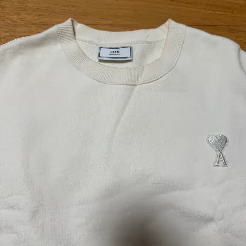 [BUNJANG] AMI Heart Logo Sweatshirt Ivory / 아미 하트 로고 맨투맨 아이보리