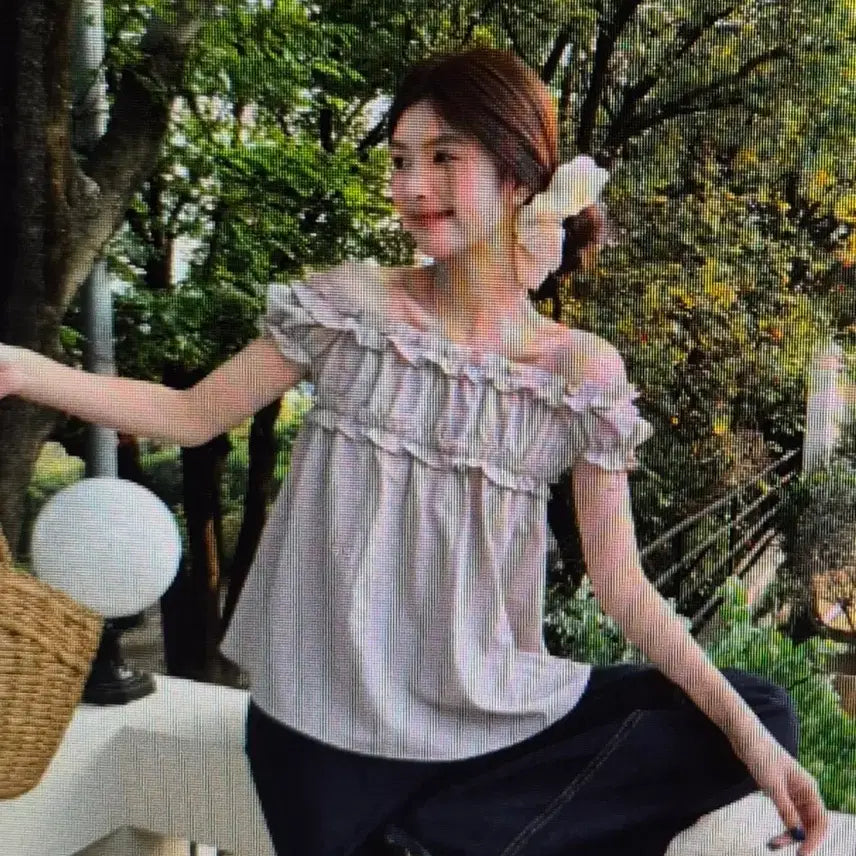 [BUNJANG] Frill Off-Shoulder Blouse with Pintuck Detail - 2 Colors / (해외배송)프릴 오프숄더 블라우스 핀턱 디테일 2컬러