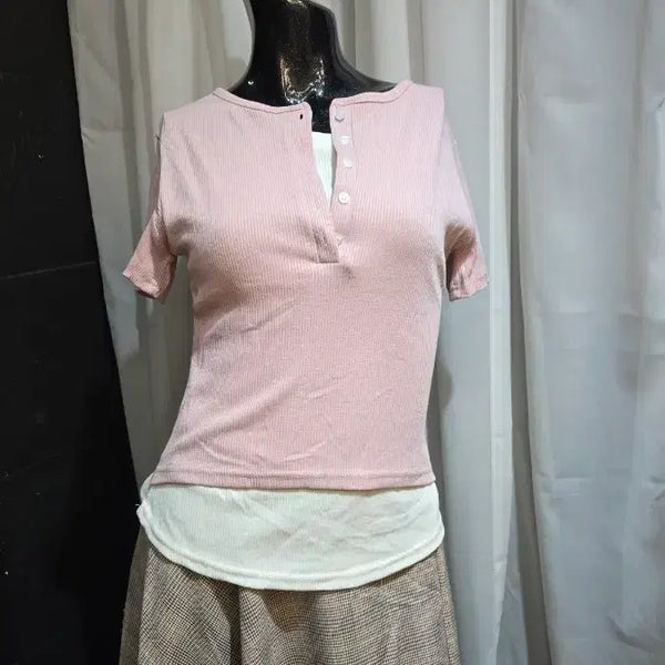 [BUNJANG] Ivory Layered Pink Short Sleeve T-Shirt with Asymmetrical Hem and Button Detail / 아이보리 레이어드 앞단추 골지 밑단유 언발 핑크 반팔