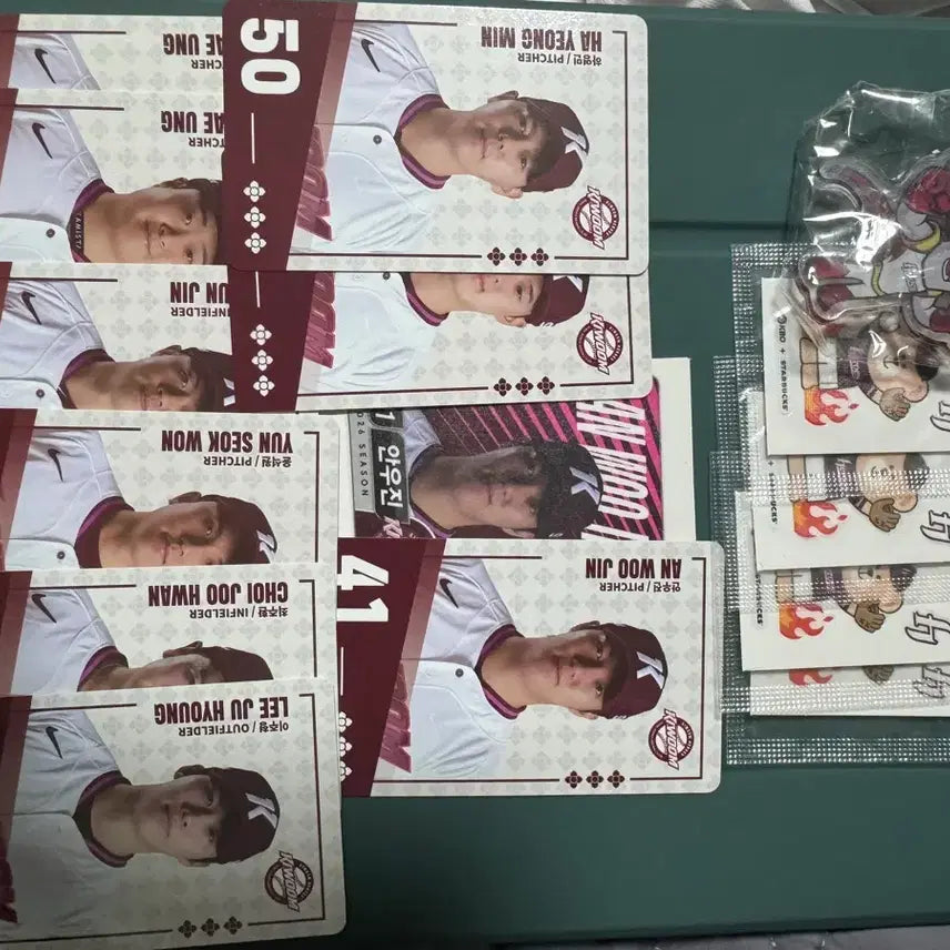 [BUNJANG] Kiwoom Heroes Woo-jin Ahn Starbuck Tazo Sticker Collection and Takkdori Keyring / kbo 키움히어로즈 안우진띠부씰 턱돌이키링 스타벅스띠부씰 팔도 선수카드