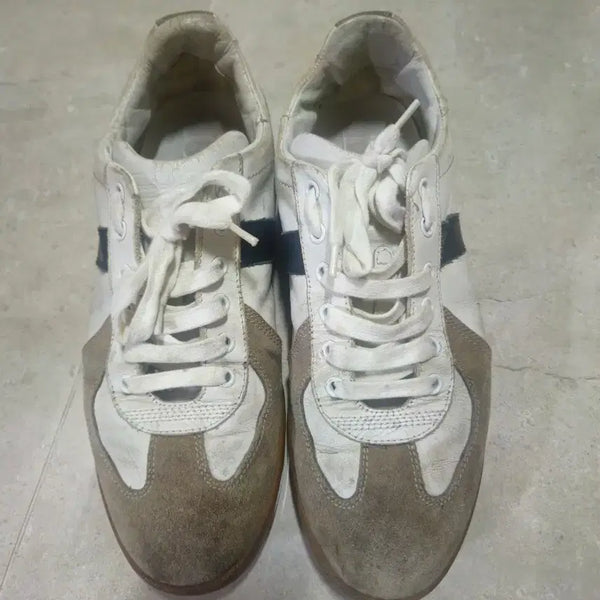 [BUNJANG] Dior Homme German Army Sneakers White Beige / 디올 옴므 독일군 스니커즈입니다. 화이트와 베이지 색상의 조화가 매력적인 제품이에요. 깔끔한 디자인으로 어떤 옷에도 잘 어울린답니다. 데일리로 신기 좋은 스니커즈를 찾으시는 분들께