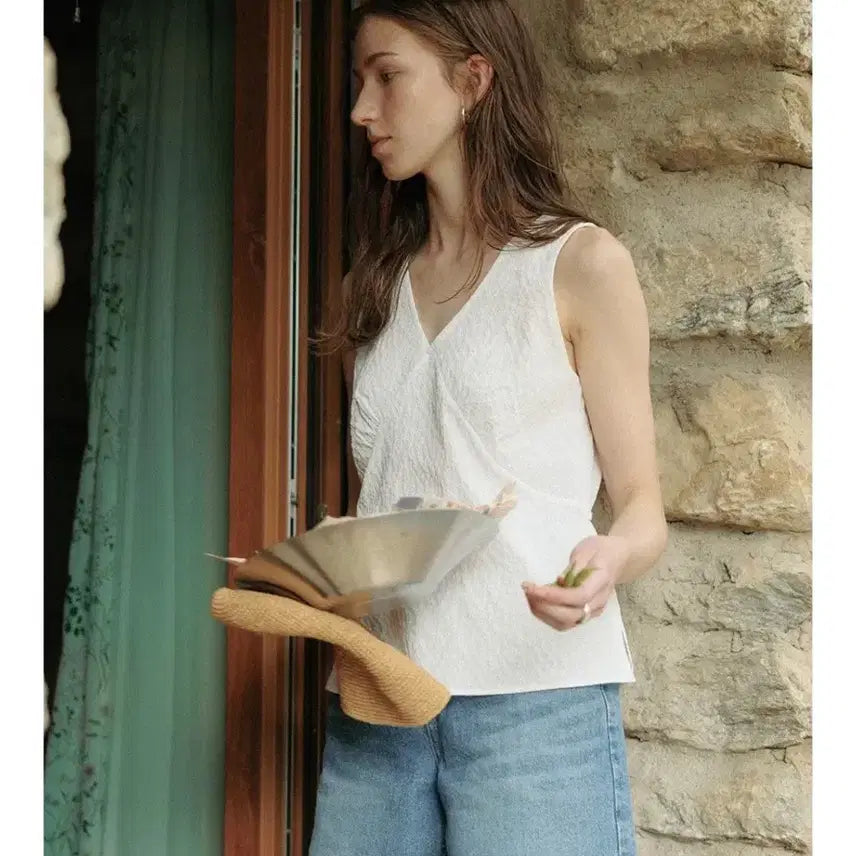 [BUNJANG] TheLir V-Neck Sleeveless Top White / 더라이 브이넥 슬리브리스 화이트