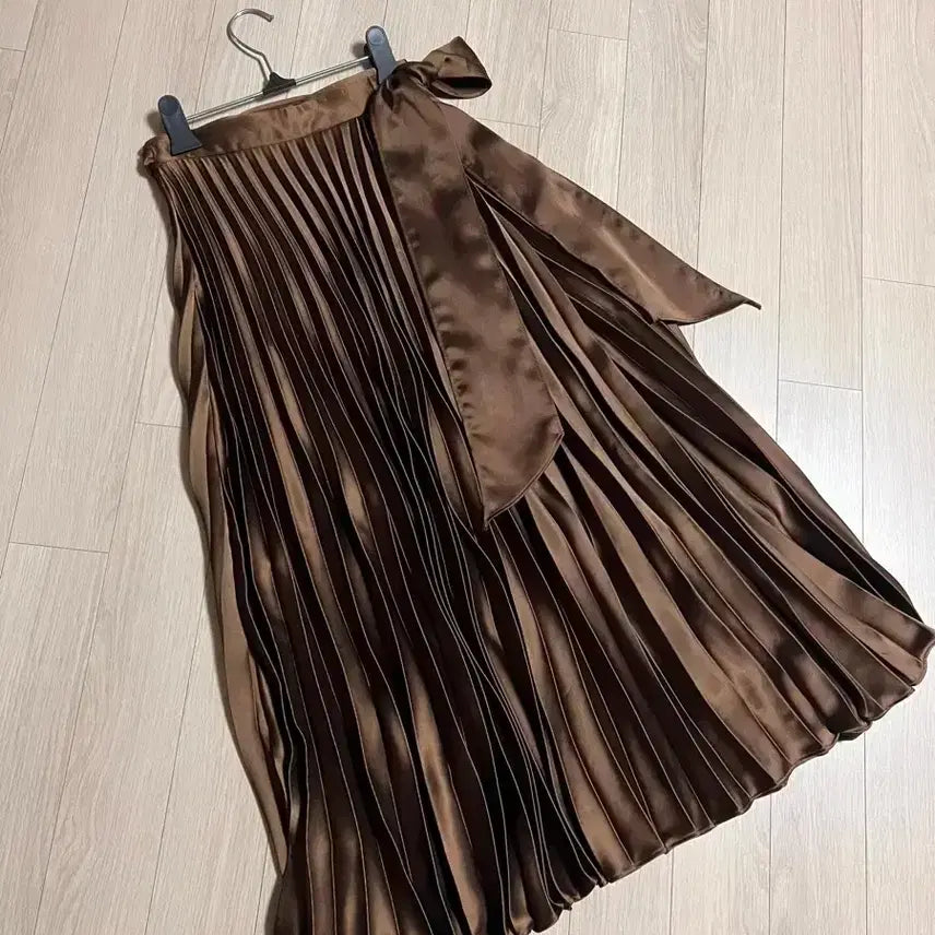 [BUNJANG] NYMPH Satin Pleated Ribbon Wrap Skirt Brown / 님프 새틴 플리츠 리본 랩 스커트 브라운 NYMPH 글로우앤님프 주름 롱 치마 실키 플레어 훌 햅번 하객룩 해