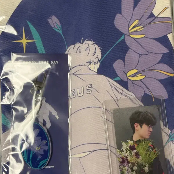 [BUNJANG] T1 Zeus 2023 Birthday Fabric Poster + Keyring + China Tmall Exclusive Photocard Bundle Set / HLE T1 제우스 생일 굿즈 세트