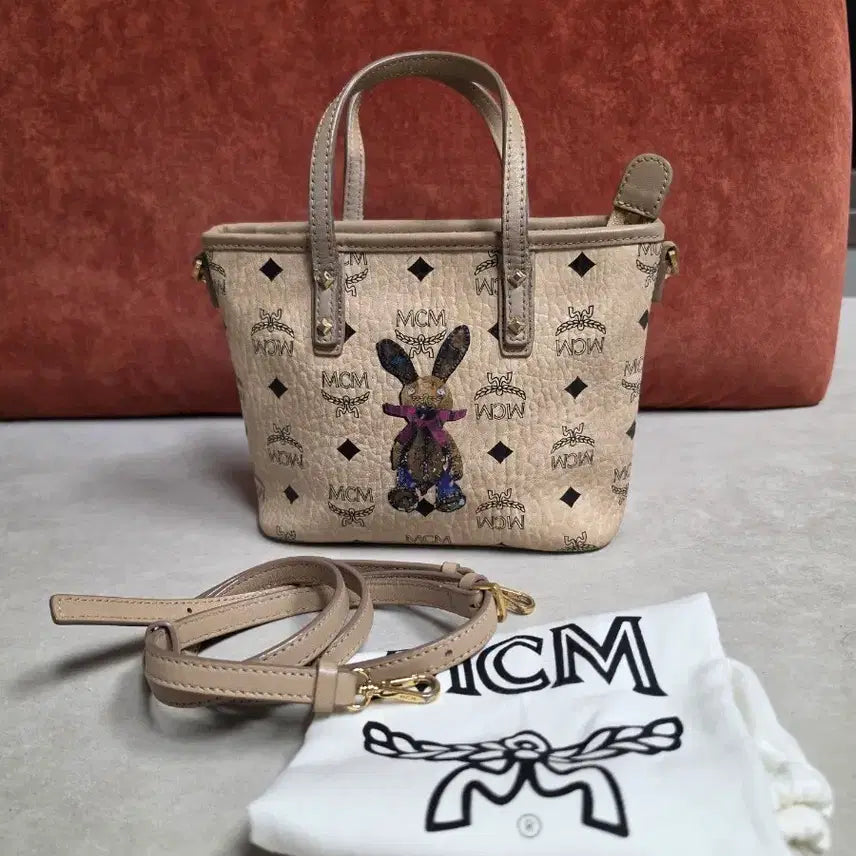 [BUNJANG] MCM Rabbit Pattern Tote Bag with Strap / MCM 토트백 토끼 패턴 스트랩 포함