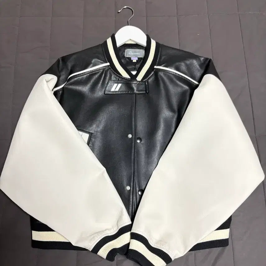 [BUNJANG] UMAMISM U Logo Neckband Detail Vegan Leather Varsity Jacket / (L) 우마미즘  U 로고 넥밴드 디테일 비건 가죽 바시티자켓