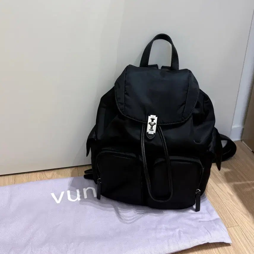 [BUNJANG] Vunque Double Pocket Backpack Medium Black / 분크 더블 포켓 백팩 미듐 블랙