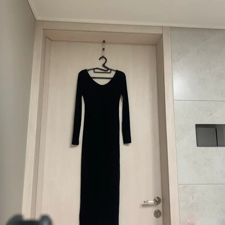 [BUNJANG] Black Slim Fit V-Neck Long Dress / 블랙 슬림핏 브이넥 롱 원피스
