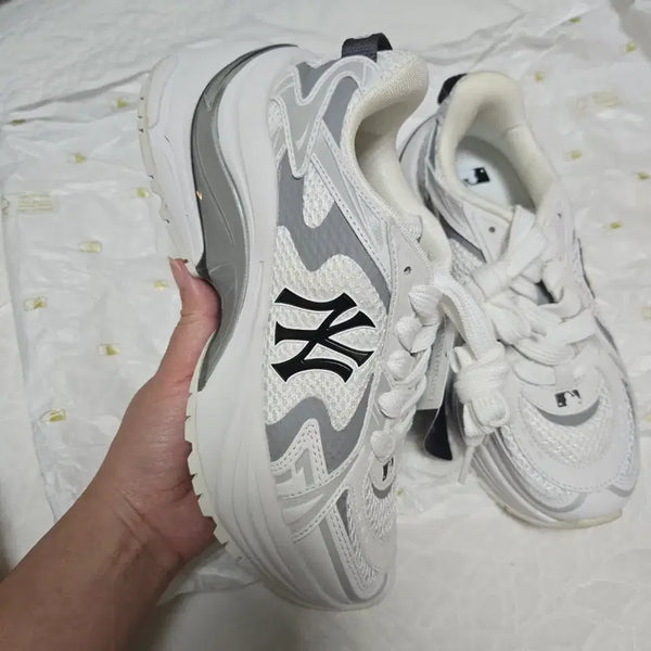 [BUNJANG] MLB Curve Runner New York Yankees White (Twice Nayeon Model) Sneakers / MLB 커브 러너 뉴욕 양키스 화이트 (트와이스 나연 모델)