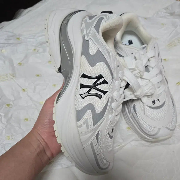 [BUNJANG] MLB CURVE RUNNER New York Yankees White Twice Nayeon Model Sneakers / MLB 커브 러너 뉴욕 양키스 화이트 (트와이스 나연 모델)
