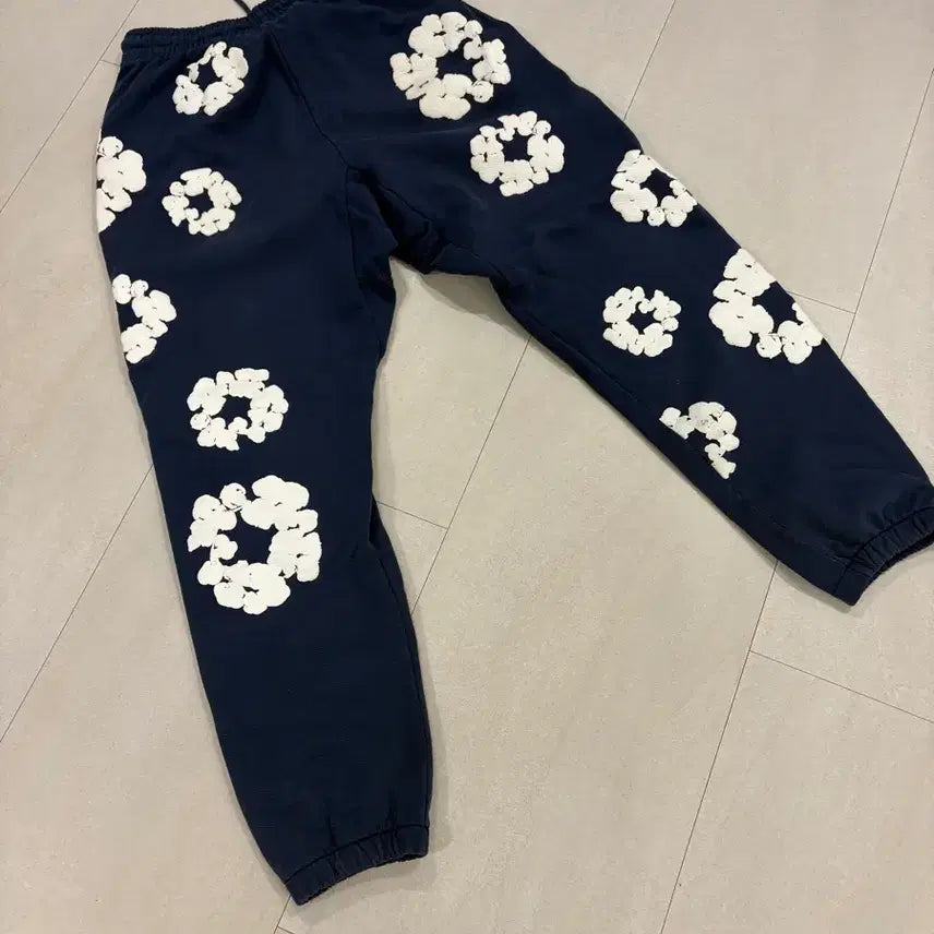 [BUNJANG] Denim Tears Navy Cotton Wreath Sweatpants (Size M) / 데님티어스 네이비 긴바지 팬츠 판매 교신 100%정품