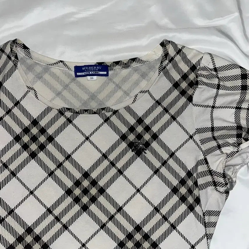 [BUNJANG] Burberry London Check Ivory Women's Short Sleeve T-Shirt (Japan Vintage) / 버버리 런던 Burberry 체크 아이보리 여성 반팔 티셔츠 (일본 빈티지 japan vintage)