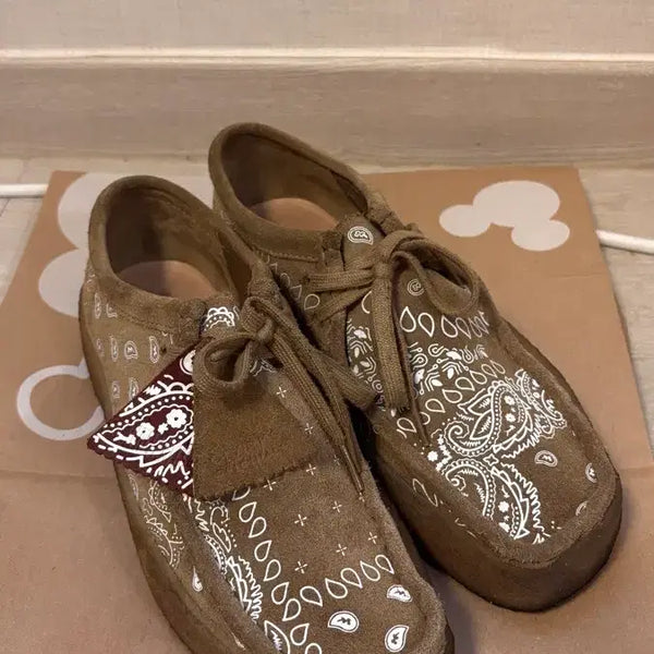 [BUNJANG] Clarks Wallabee Suede Paisley Shoes / 클락스 왈라비 스웨이드 페이즐리 255