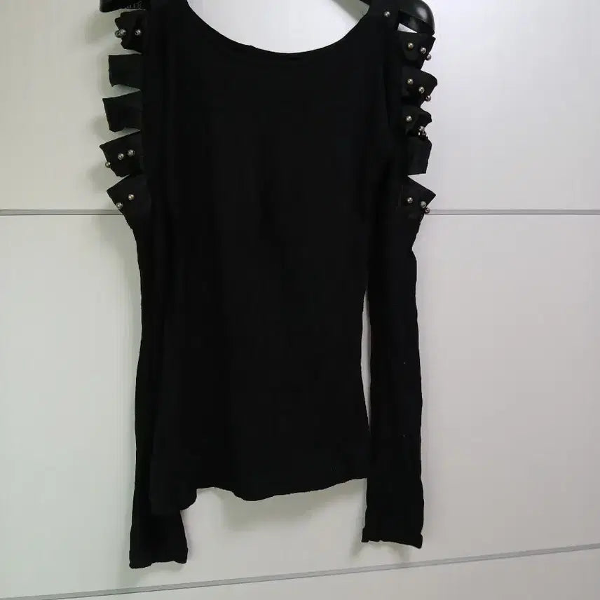 [BUNJANG] Black Gyaru Cut-out Studded Long Sleeve T-Shirt / 블랙 갸루 컷아웃 스터드 긴팔 티셔츠