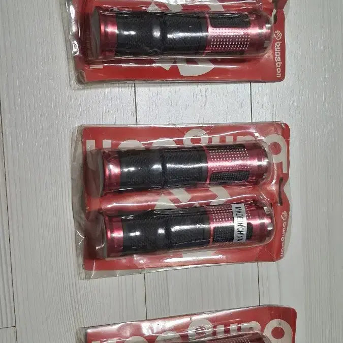 [BUNJANG] Bungbon Universal Motorcycle & Bicycle Handlebar Grips (Set of 3) - Metallic Red / Bungbon의 오토바이 및 자전거 겸용 범용 핸들 그립 3세트(새상품)메탈릭 레드 컬러와 미끄럼 방지 고무 텍스처 패널이 조합된 튜닝 부품입니다.미끄럼 방지 디자인: 그립 중