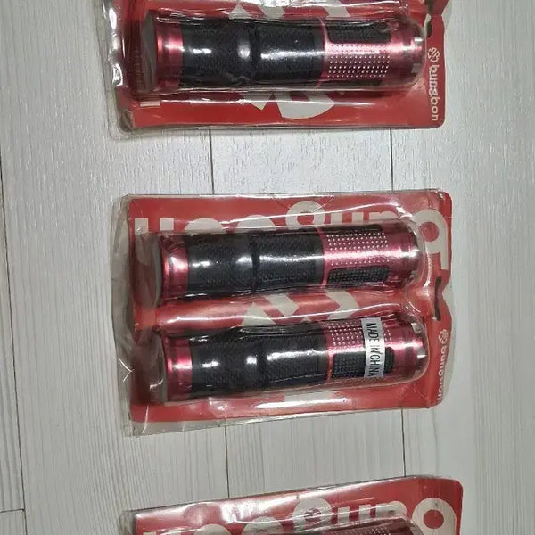 [BUNJANG] Bungbon Universal Motorcycle & Bicycle Handlebar Grips (Set of 3) - Metallic Red / Bungbon의 오토바이 및 자전거 겸용 범용 핸들 그립 3세트(새상품)메탈릭 레드 컬러와 미끄럼 방지 고무 텍스처 패널이 조합된 튜닝 부품입니다.미끄럼 방지 디자인: 그립 중