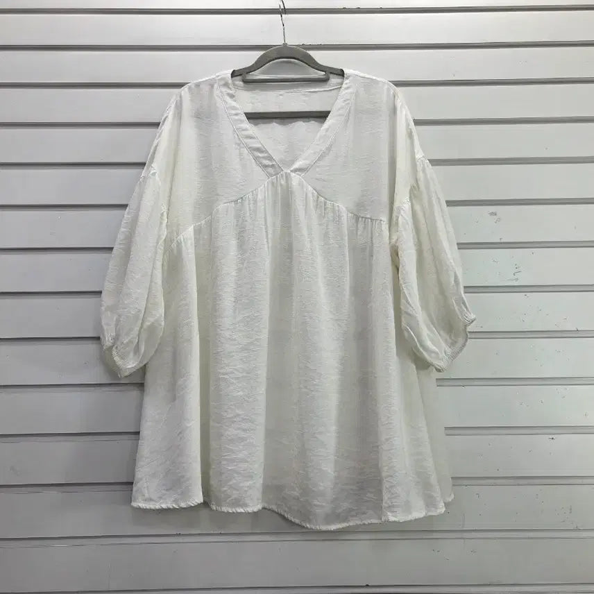 [BUNJANG] Ivory V-Neck Boxy Fit Blouse Size 88 / 아이보리 V넥 박시 블라우스 88/보물찾기천사
