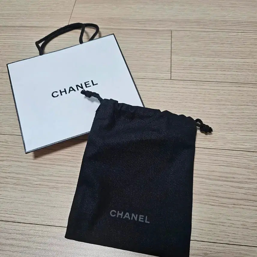 [BUNJANG] Chanel Beauty Pouch and Shopping Bag Set / 샤넬 뷰티 파우치+쇼핑백