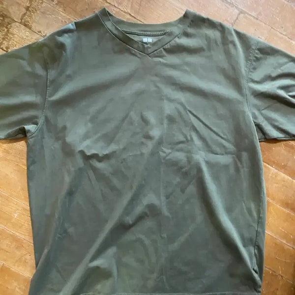 [BUNJANG] Uniqlo x Theory Collaboration V-Neck Short Sleeve T-Shirt XL Khaki / (미착용) 유니클로 x 띠어리 콜라보 반팔 XL 카키 (105)